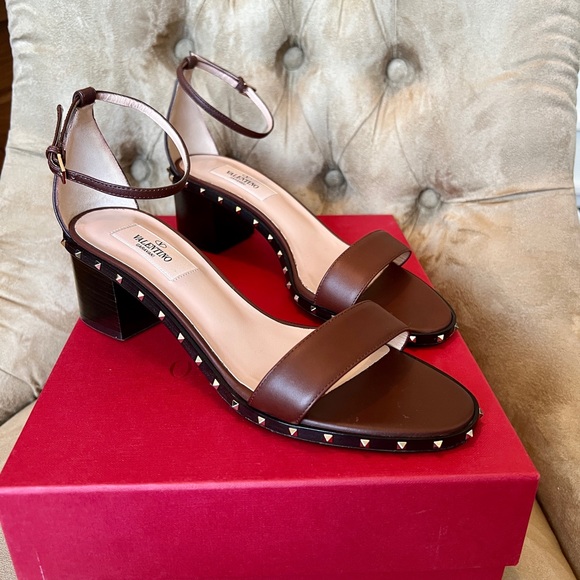 Valentino Rockstud Ankle Strap Leather Sandals dark brown size 37.5/7.5 USA - Picture 1 of 11